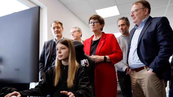 SPD Top Politicians Visit the Esports Player Foundation